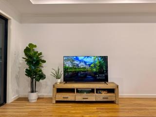 Modern 3 bedroom home Near AIRPORT &CBD - 6