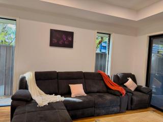 Modern 3 bedroom home Near AIRPORT &CBD - 1