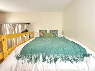 Sunny 2BR Family Stay Near Beach and Canal - 8