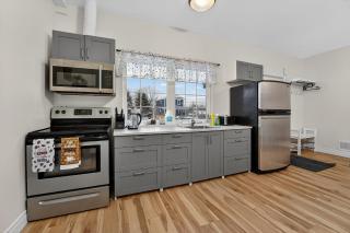Sunny 2BR Family Stay Near Beach and Canal - 6