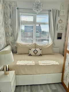 Spacious room and single with private bathroom - 9