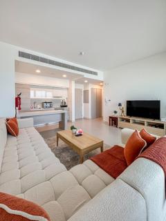 1BR in Marrasi Al Bahrain Direct mall access - 0