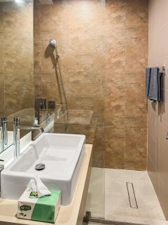 1BR in Marrasi Al Bahrain Direct mall access - 8