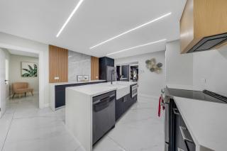 12 Guest-In The Center of It All - Holiday Home - 3
