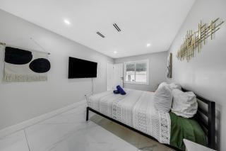 12 Guest-In The Center of It All - Holiday Home - 8