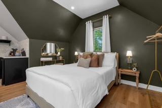 Mins. to Crystal Beach | Loft| Hot Tub| Spa Bath! - 5