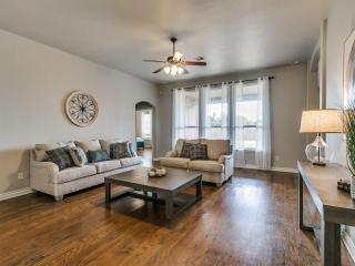 Beautiful 3 bed in Family Friendly Neighborhood - 2