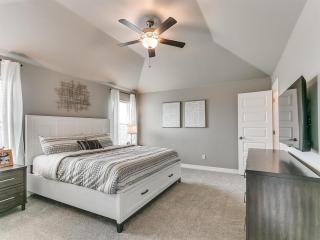 Spacious Furnished 4BR Yukon Home Backyard - 7