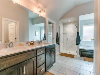 Spacious Furnished 4BR Yukon Home Backyard - 6
