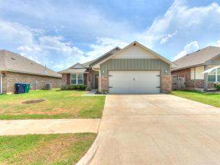 Spacious Furnished 4BR Yukon Home Backyard - 3