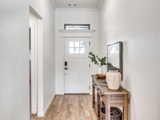 Modern Marvel in West Edmond Luxury Living Redefined! - 9