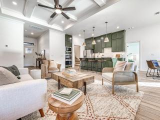 Modern Marvel in West Edmond Luxury Living Redefined! - 2