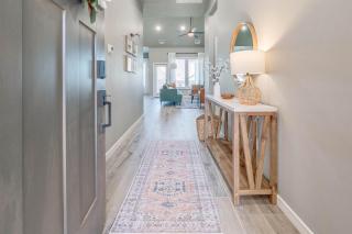 Live Like a Local in Luxurious Comfort! - 9