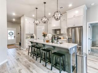 Bright & Cozy Comfort on 158th - 4