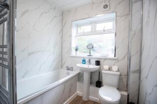 Gateshead 2-Bedroom Flat Near Town Centre with Great Metro Access - 3