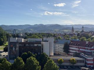Simcity I Views apt with balcony, EV charger, Gym and grocery stores near by 5 min walk to city center 24 7 self check in - 5