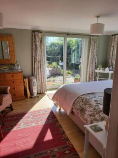 2 bed-sleeps 4-pets-courtyard and garden-bbq - 8