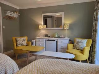 2Bed-Sleeps4-PetsOK-Courtyard & Garden - 6