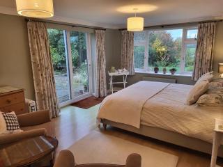 2Bed-Sleeps4-PetsOK-Courtyard & Garden - 5