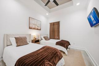 8 Min to NRG FIFA Game Room and King Bed - 6