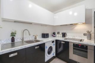 Elegant Canalside 2BR Mailbox stay with Free Parking - Sleeps 6 - 3