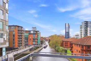 Elegant Canalside 2BR Mailbox stay with Free Parking - Sleeps 6 - 2