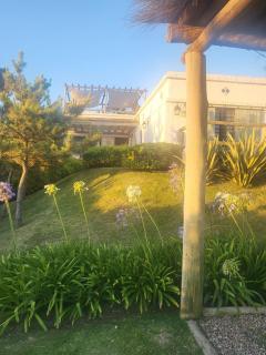 Spacious 4-bedroom house with a pool across the street from Ocean Park beach - 0