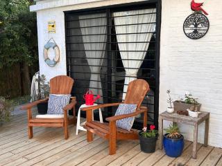 Spacious 4-bedroom house with a pool across the street from Ocean Park beach - 5