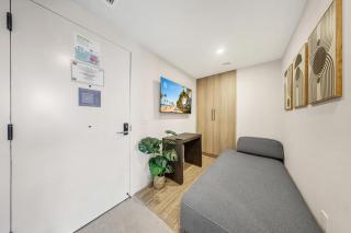 Downtown Condo with Den - Roofpool & Gym - 3