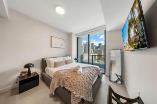 Downtown Condo with Den - Roofpool & Gym - 4
