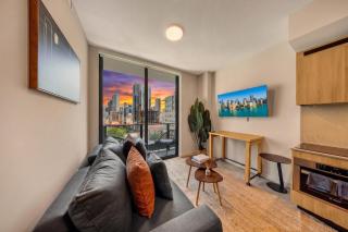 Downtown Condo with Den - Roofpool & Gym - 0