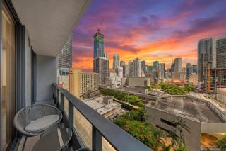 Downtown Condo with Den - Roofpool & Gym - 8