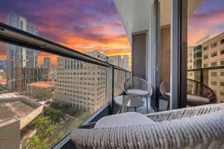 Downtown Condo with Den - Roofpool & Gym - 6