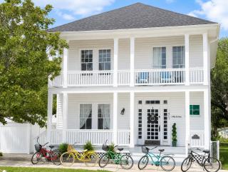 White Magnolia Galveston - Indoor Hot Tub, Bikes, Walk to Beach - 0