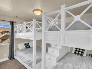Modern Townhome Pool, Hot Tub, Golf Nearby - 0