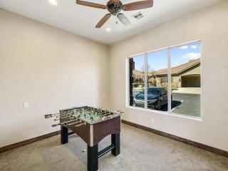 Modern Townhome Pool, Hot Tub, Golf Nearby - 8