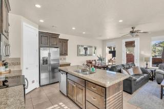 Modern Townhome Pool, Hot Tub, Golf Nearby - 7