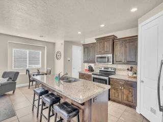 Modern Townhome Pool, Hot Tub, Golf Nearby - 5