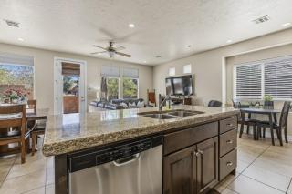 Modern Townhome Pool, Hot Tub, Golf Nearby - 2