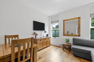 Oak Design 1bed flat great location free parking - 8