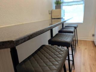 Oak Design 1bed flat great location free parking - 7