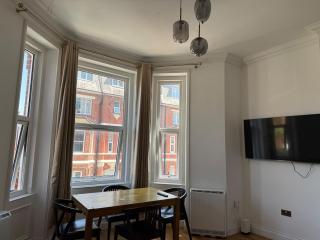 Modern Central SeaFront Gem - Sleeps 2-4 - 2 beds - 7