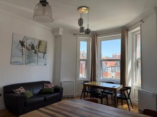 BeachFront Gem - 1BR - Sleeps 2-4 - 2 beds - Beach 2 min walk down cliff - 9