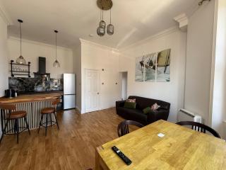 BeachFront Gem - 1BR - Sleeps 2-4 - 2 beds - Beach 2 min walk down cliff - 1