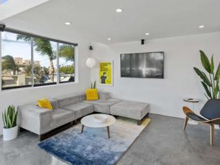 One Bedroom Loft with Vaulted Ceilings and Private Balcony - 4