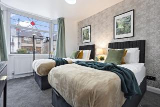 Elegant 4 Bed Home with Parking and Garden Near the City Centre - 9