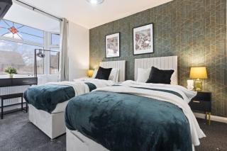 Elegant 4 Bed Home with Parking and Garden Near the City Centre - 7