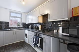 Elegant 4 Bed Home with Parking and Garden Near the City Centre - 6