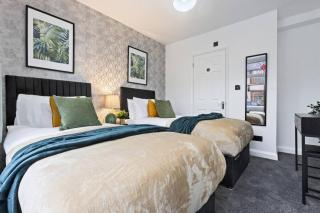 Elegant 4 Bed Home with Parking and Garden Near the City Centre - 4