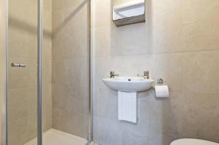 Elegant 4 Bed Home with Parking and Garden Near the City Centre - 3